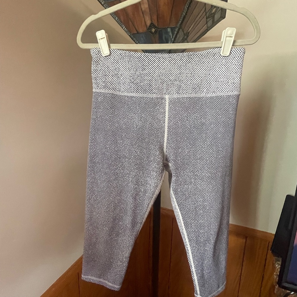 ZYIA black/white (Gray) Capri/Crop light n tight Leggings sz 12, no pockets